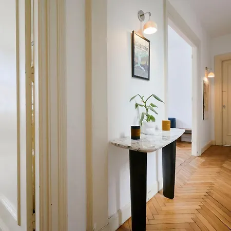 Character 2-bedroom In The Center *